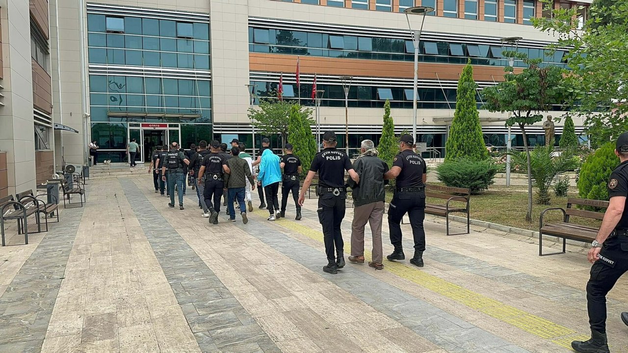 İzmir'de uyuşturucu operasyonu: 64 gözaltı