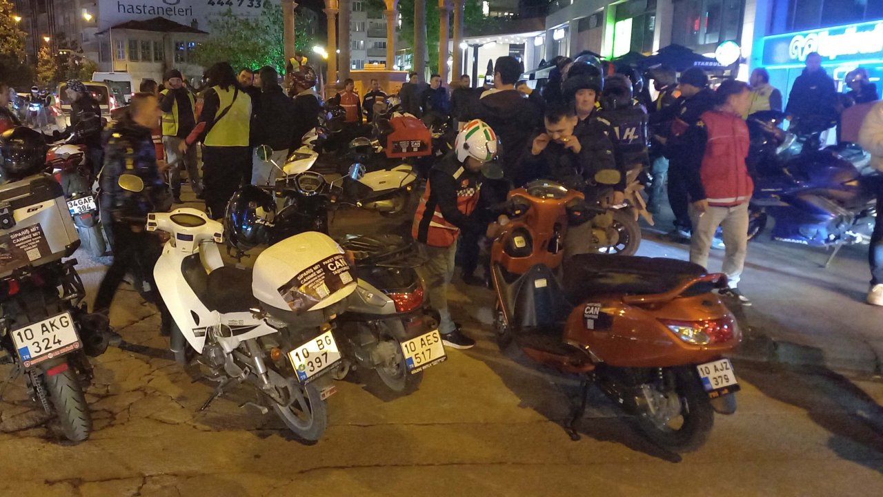 Balıkesir'de motokuryeler öldürülen arkadaşları için bir araya geldi