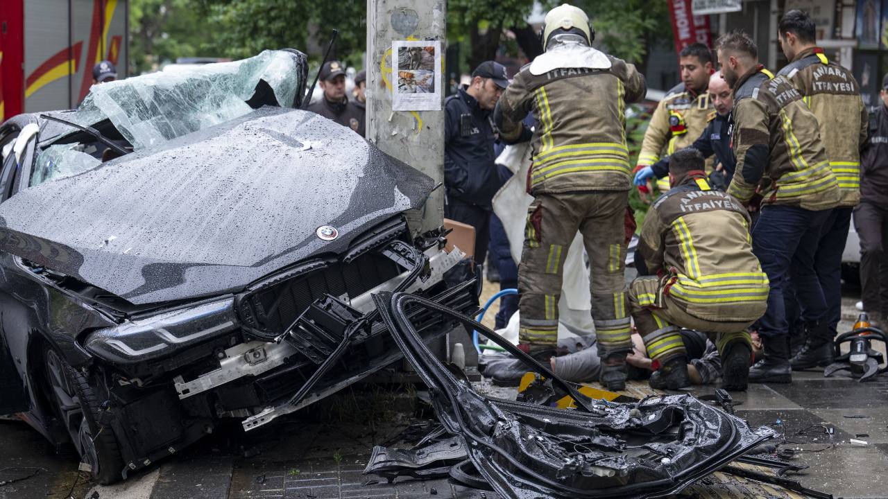 Ankara'da otomobil direğe çarptı: Bir ölü, dört yaralı