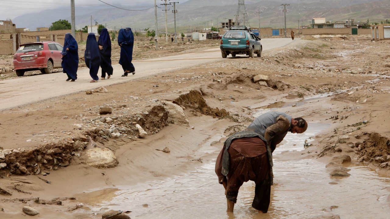 Taliban açıkladı: Afganistan'daki selde ölü sayısı 315'i geçti