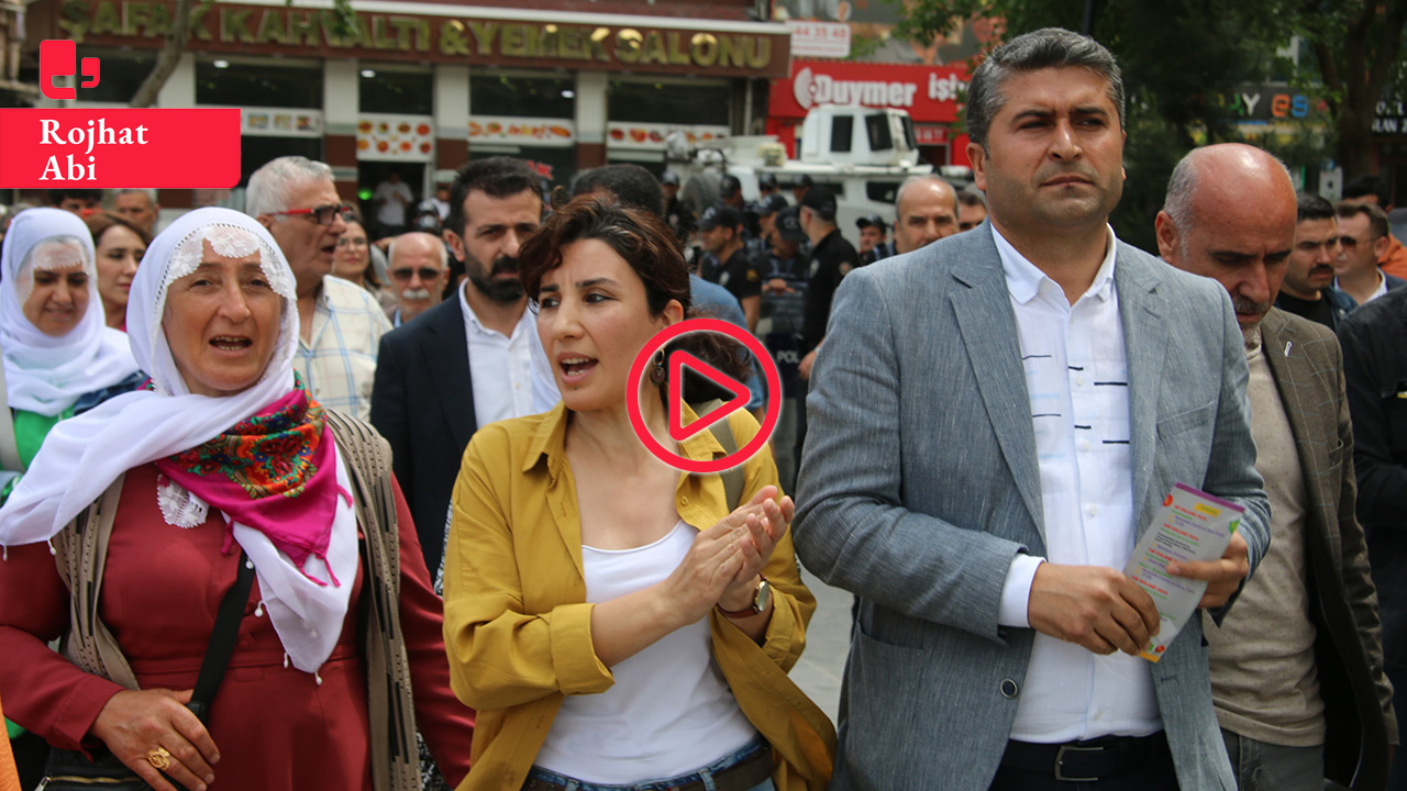 15 Mayıs Kürt Dil Bayramı'nda Diyarbakır'da Kürtçe broşüre polis engeli
