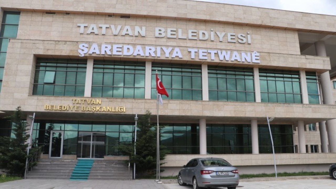 Eski AKP'li başkan kaldırtmıştı: DEM Parti'nin kazandığı Tatvan Belediyesi'ne yeniden Kürtçe tabela asıldı
