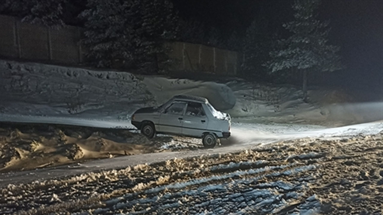 Kastamonu'da kar etkili oldu: Araçlar yolda mahsur kaldı, köy yolları kapandı