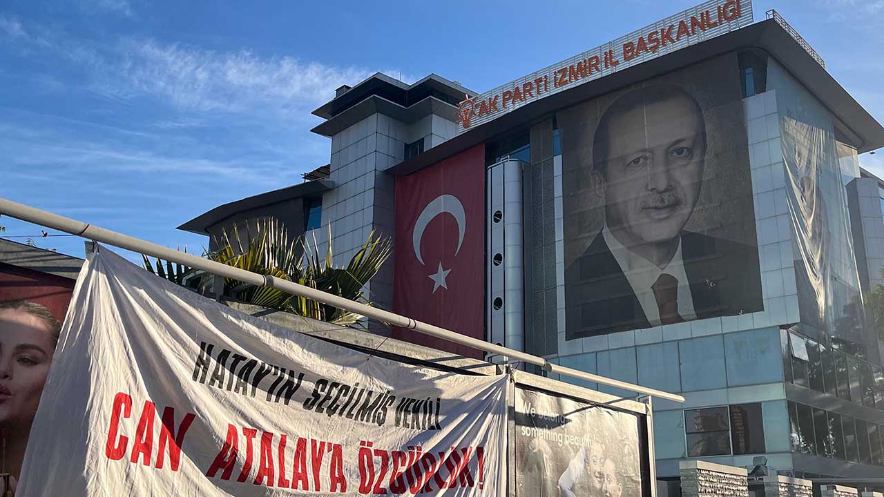AKP il binası önüne Can Atalay pankartı