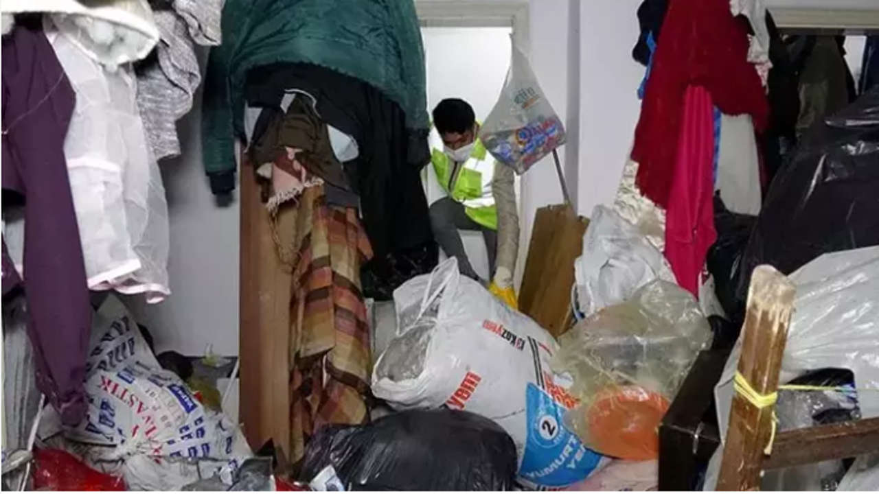 Erzurum'da koku gelen evden 20 ton çöp çıktı