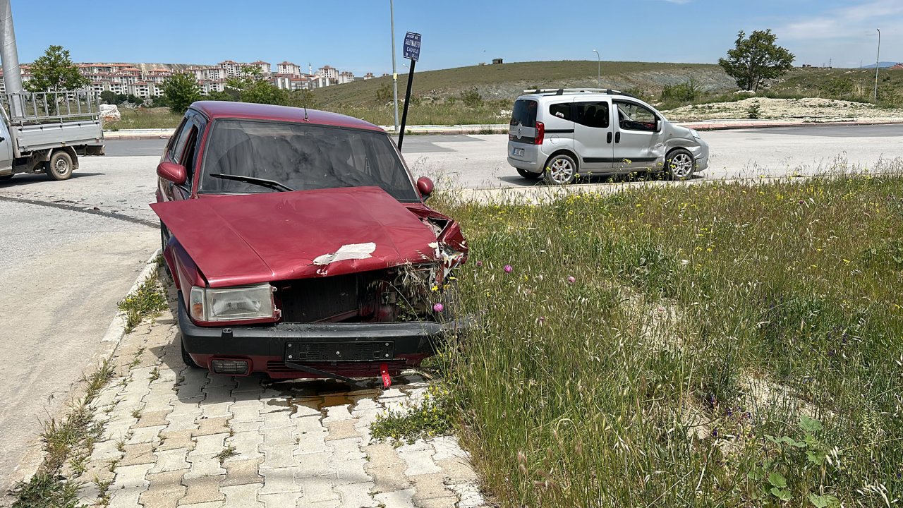 15 yaşındaki çocuk izinsiz aldığı araçla kaza yaptı: Biri çocuk üç yaralı