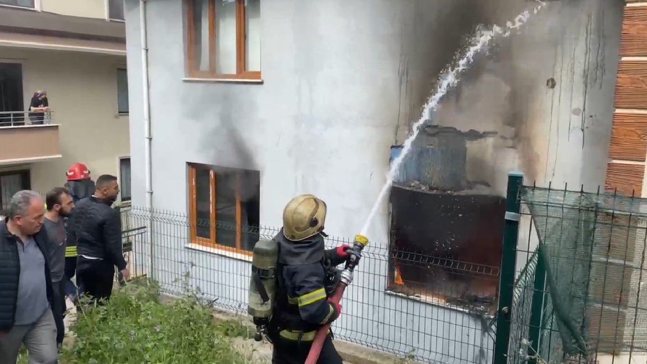 Kocaeli'de ev yangını: 7 yaşındaki çocuk öldü, hamile annesi ve iki kardeşi dumandan etkilendi