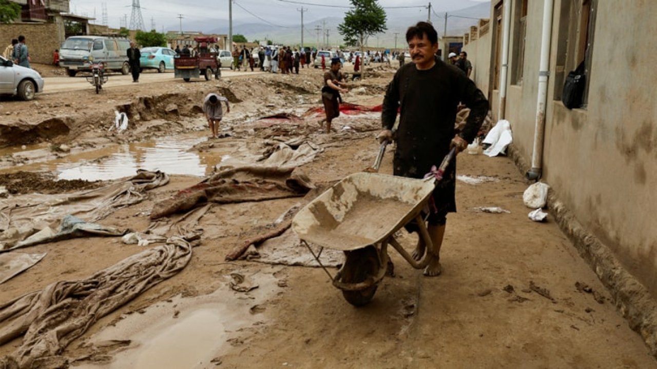 Afganistan'da seller nedeniyle ölenlerin sayısı 400'e yaklaştı