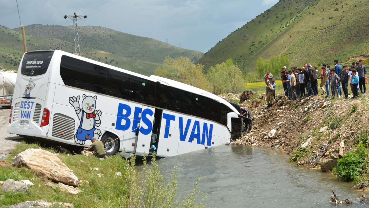 Bitlis'te yolcu otobüsü dereye düştü: Yedi yaralı