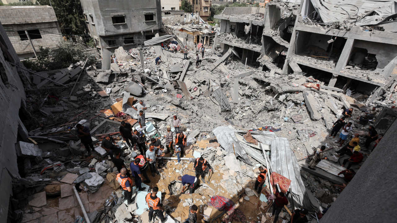 İsrail gece boyunca Gazze'ye saldırdı: Mülteci kampları hedef alınıyor
