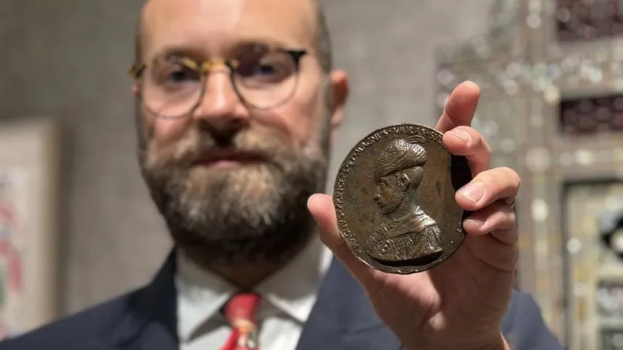 Fatih'in en eski portresinin işlendiği bronz madalyon 1,4 milyon sterline satıldı