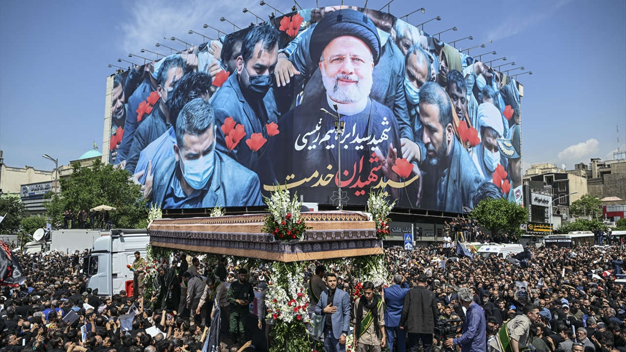 Reisi'nin cenaze namazını Hamaney kıldırdı, Tahran'da yüz binler toplandı