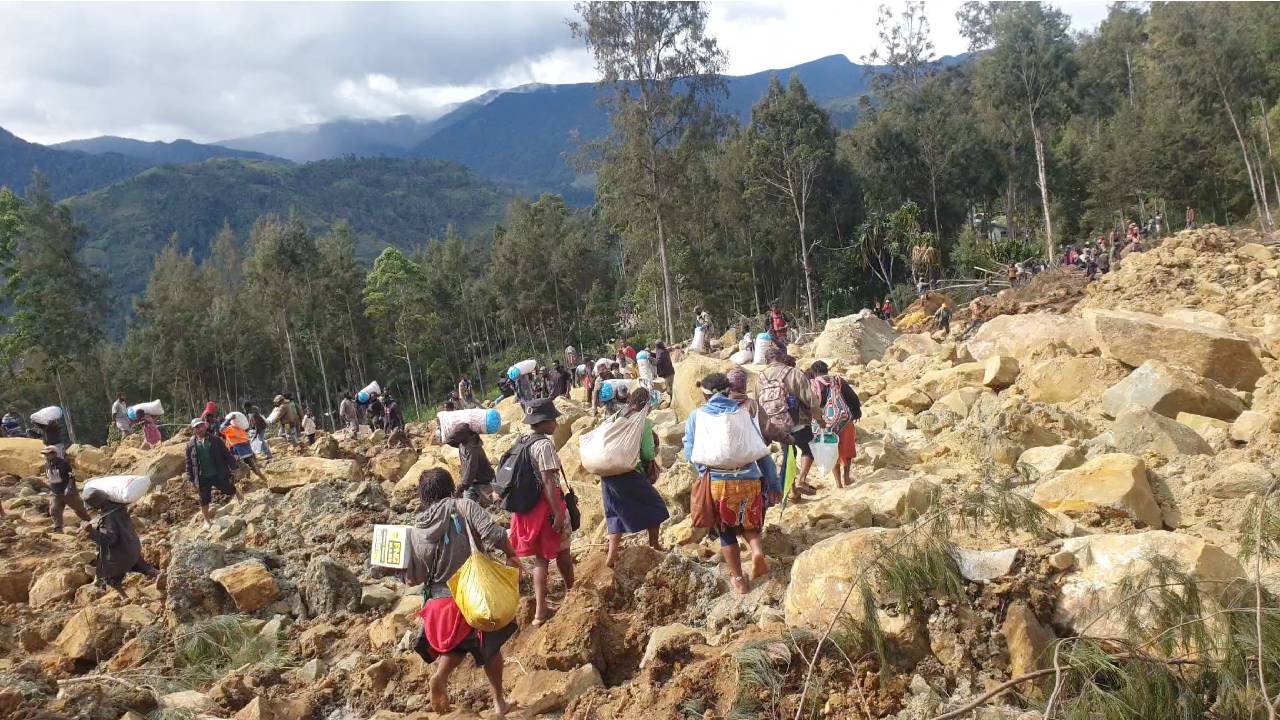 Papua Yeni Gine'de toprak kayması: '300'den fazla kişi ve 1100'den fazla ev toprağa gömüldü'
