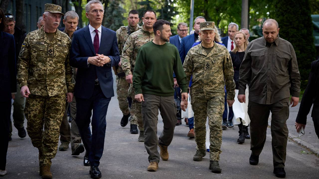 NATO Genel Sekreteri: Bırakın, Ukrayna Batı silahlarıyla Rusya'nın içini vursun