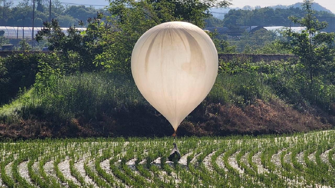 Kuzey Kore'den misilleme: Güney Kore'ye 'çöp ve hayvan dışkısı dolu' yüzlerce balon gönderdi