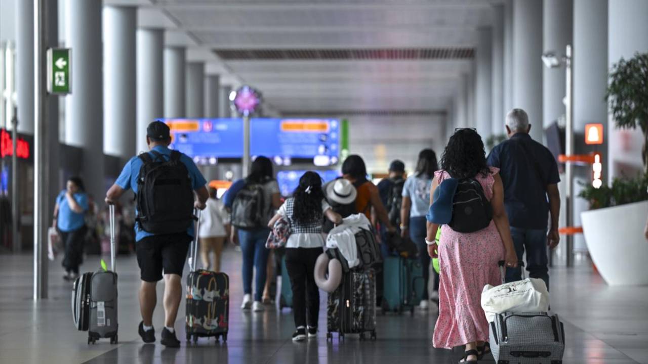 Havalimanlarında yeni dönem başlıyor: Elle aramaya izin vermeyen yolcu uçağa alınmayacak