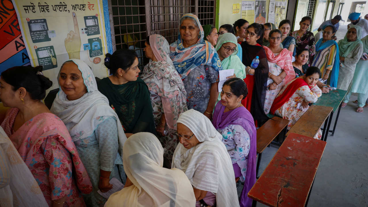 Hindistan'da  en az 33 seçim görevlisi aşırı sıcaktan öldü