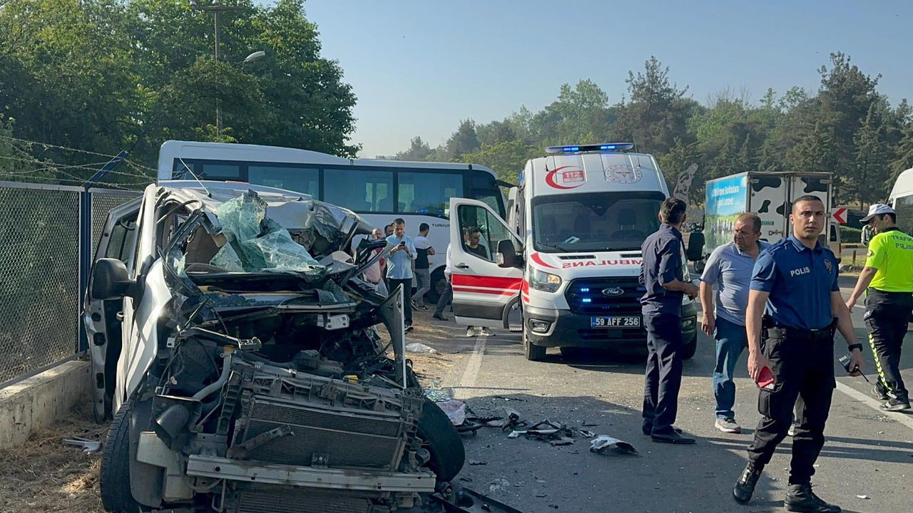 Tekirdağ'da işçi servis midibüsü ile minibüs çarpıştı: İki ölü, 9 yaralı