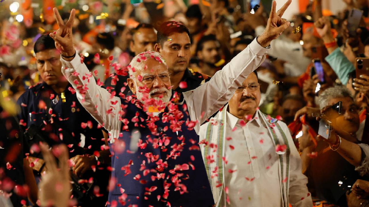 Hindistan'da ezici çoğunlukla seçim zaferi bekleyen Modi, üçüncü dönemi az farkla kazandı
