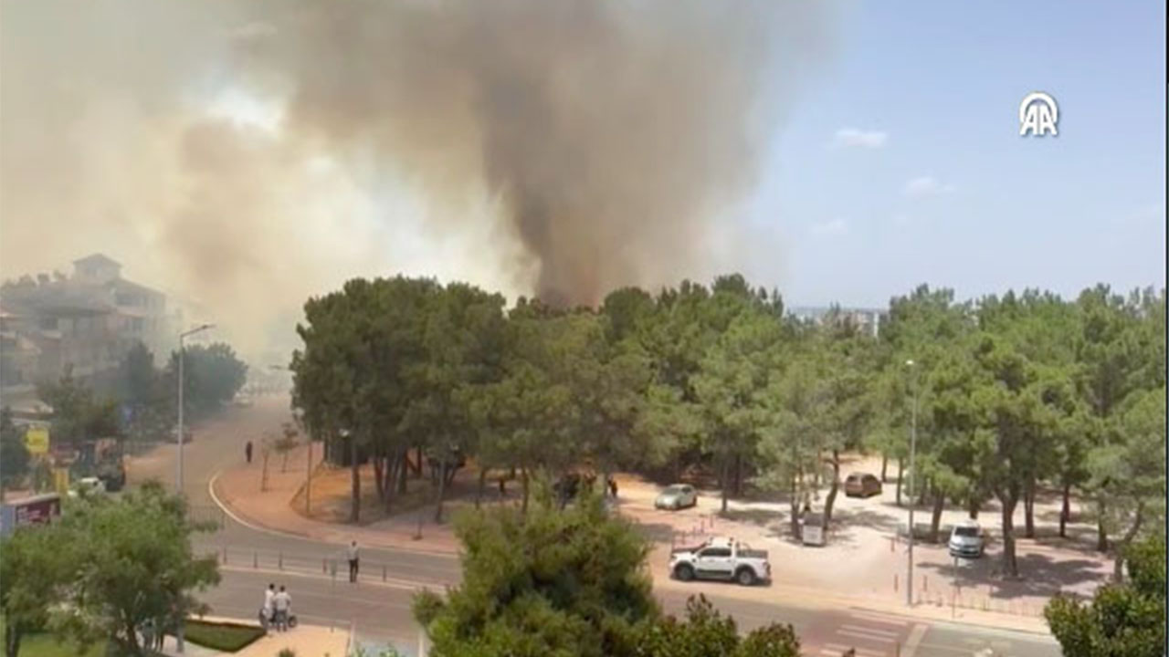 Antalya'da yerleşim yerine yakın ağaçlık alanda yangın çıktı: Bölgeye yakın kreşteki çocuklar tahliye edildi