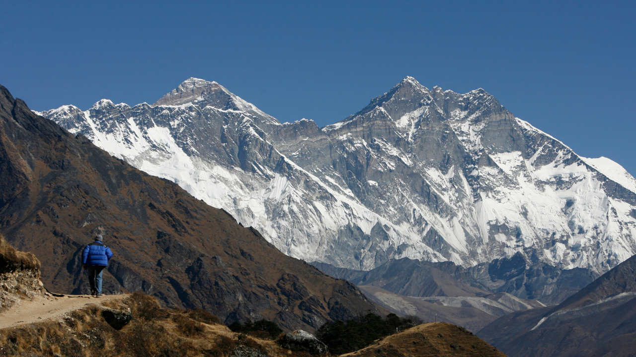 Himalayaların üç zirvesinden 11 ton çöp toplandı, dört ceset ve bir iskelet bulundu