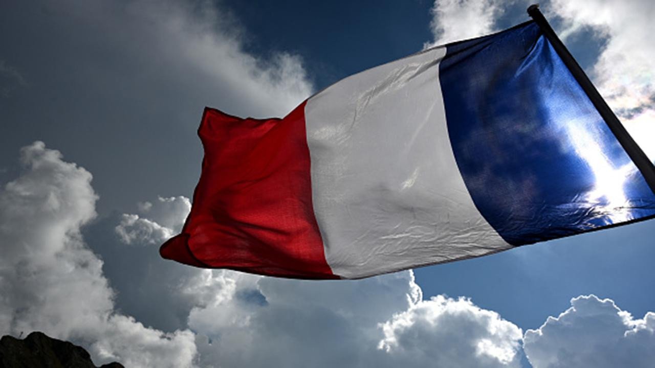 Fransa'da erken seçim kararnamesinin iptali için Anayasa Mahkemesi'ne başvuru yapıldı