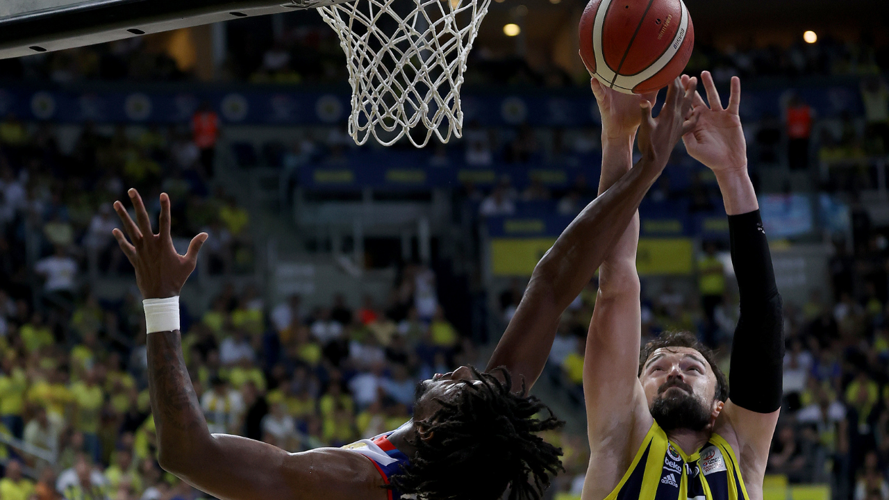 Anadolu Efes'i 80-72 yenerek seriyi 3-1 kazanan Fenerbahçe Beko, şampiyon oldu