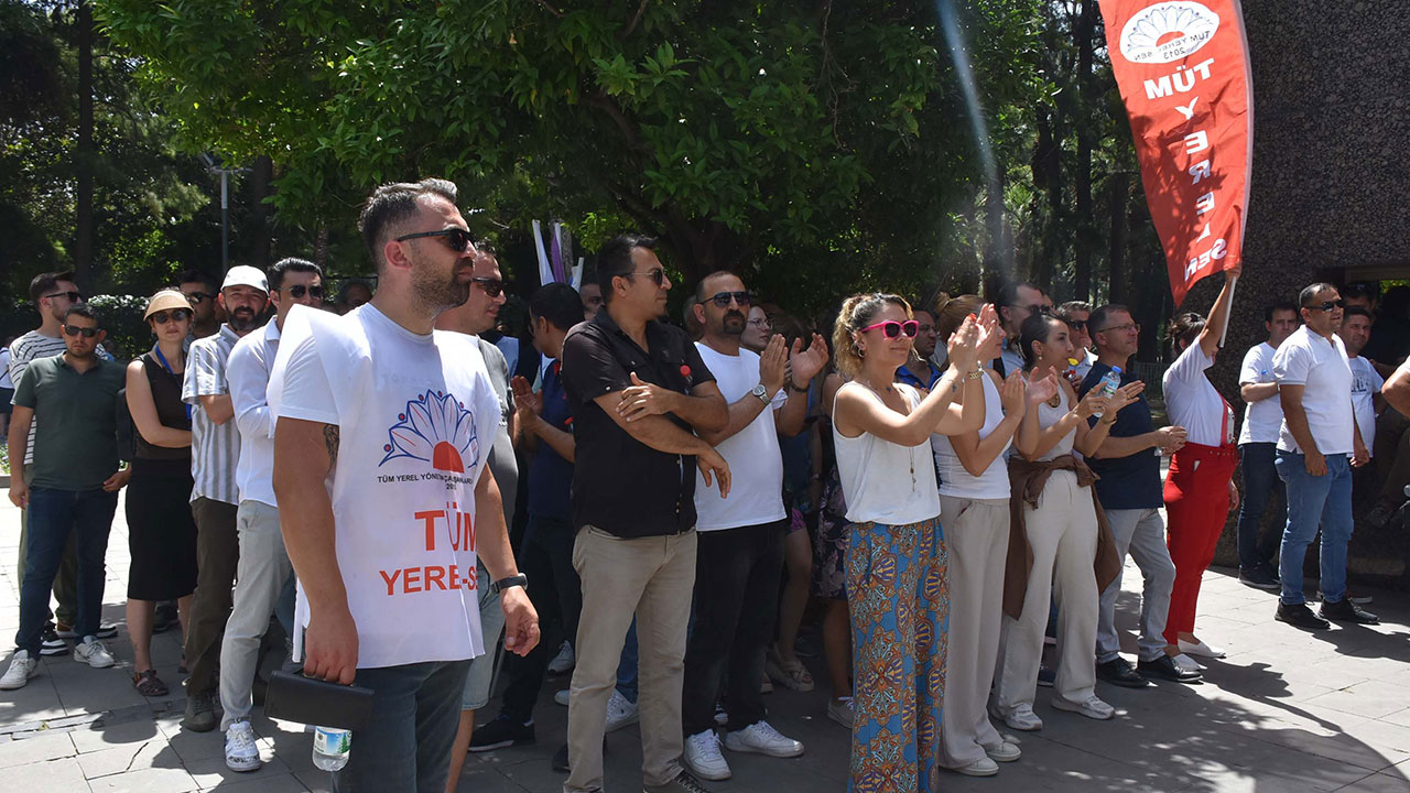 İzmir Büyükşehir Belediyesi memurları iş bıraktı: Emeğimizin karşılığını istiyoruz
