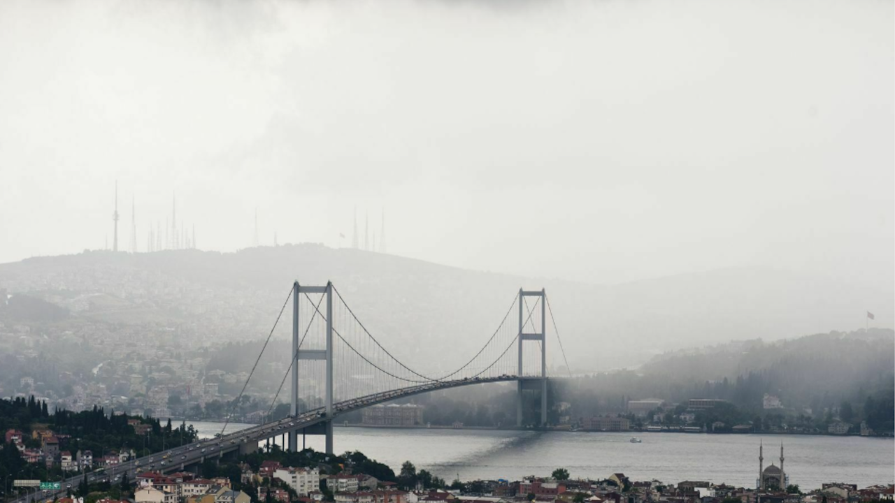Sıcaktan kavrulan İstanbul'a saat verildi: Gök gürültülü sağanak yağış geliyor