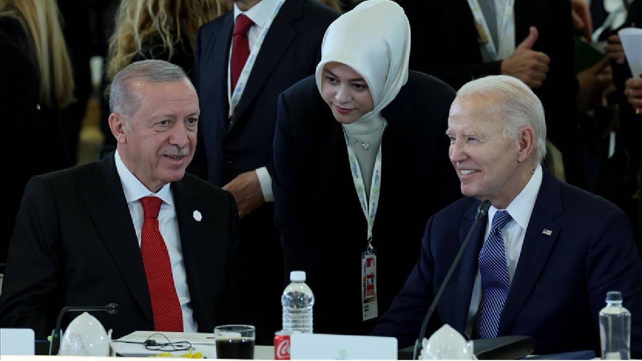 Dondurulmuş Rus varlıklarına el atmasıyla tarihe geçen G7 zirvesine katılan Erdoğan, Biden'la yan yana