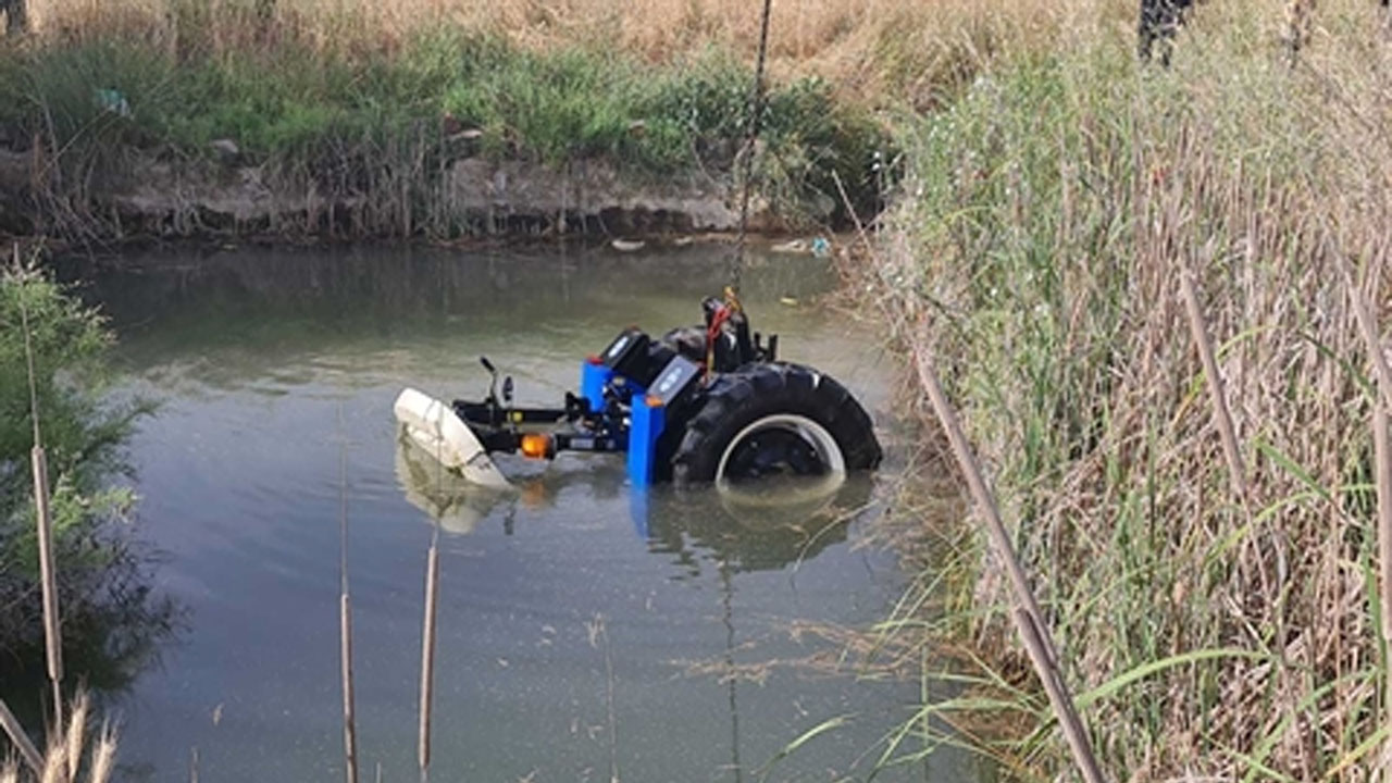 Tarla dönüşü traktörüyle gölete düşen sürücü öldü