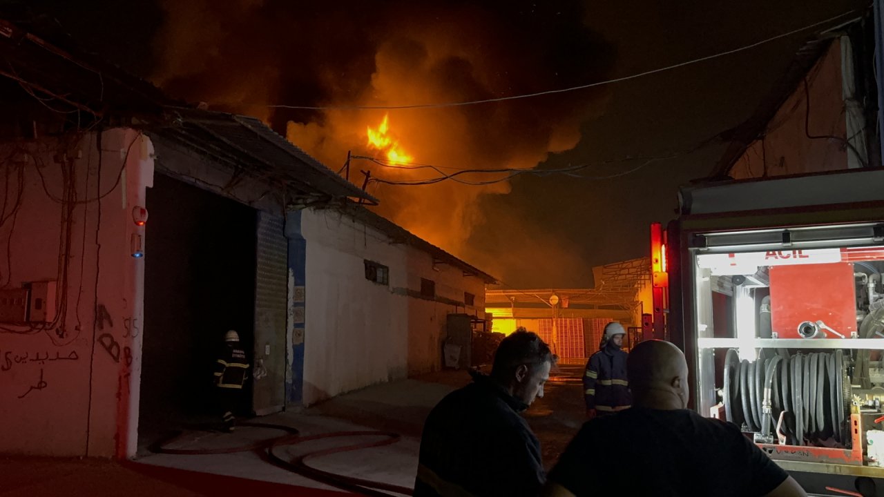 Adana'da ahşap imalathanesinde yangın