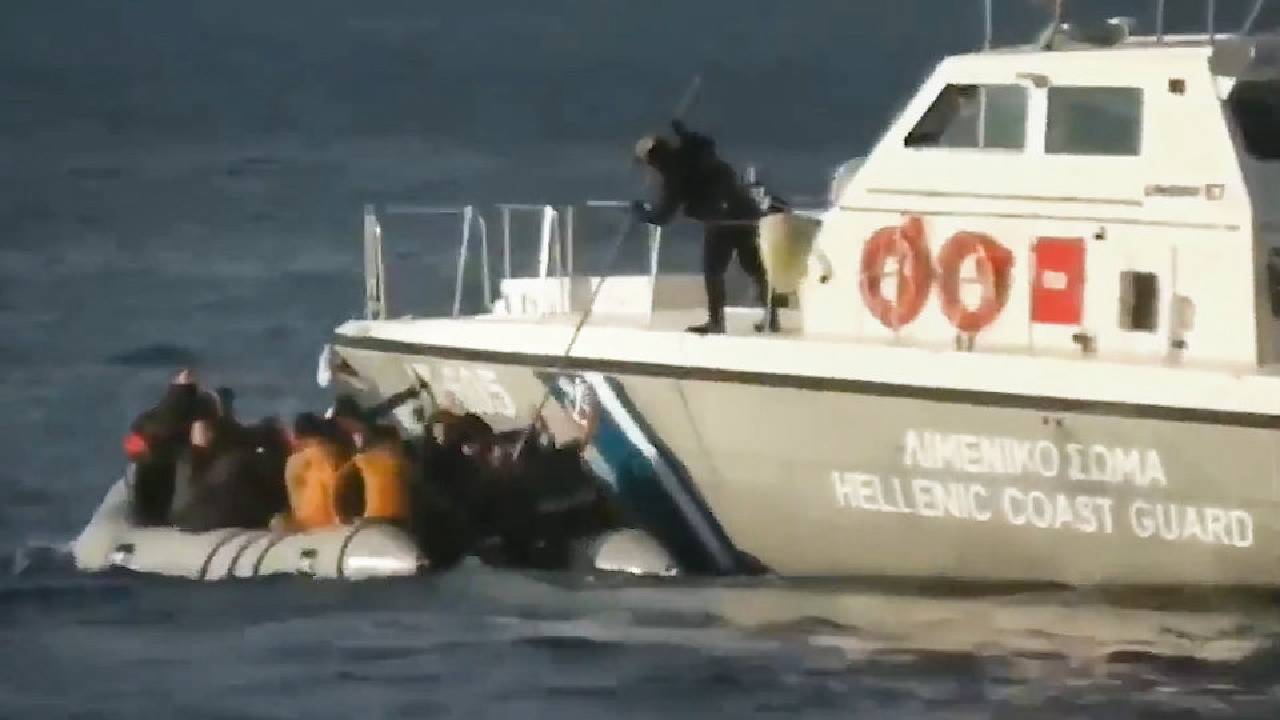Yunan Sahil Güvenliği için 'en iyi göçmen ölü göçmen': BBC, Yunanistan'ın Türkiye'ye ittiği göçmenleri denize attığını belgeledi