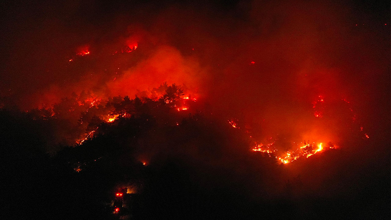 Çanakkale’deki orman yangını ikinci gününde: Havadan müdahale başladı, 530 kişi tahliye edildi
