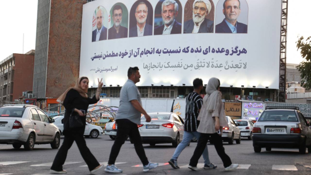 İran cumhurbaşkanlığı seçiminin adayları, internet yasakları ve başörtüsü zorunluluğunu tartıştı