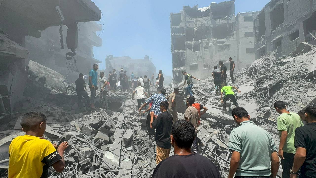 İsrail'in Hamas komutanına suikast gerekçesiyle evlere düzenlediği bombardımanda onlarca ölü ve yaralı