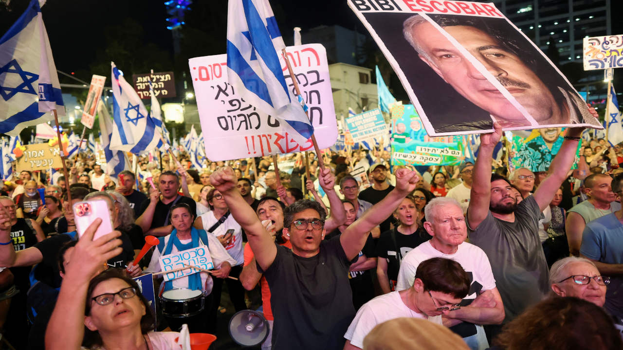 İsrail'de on binlerce kişi Netanyahu'ya karşı sokağa döküldü