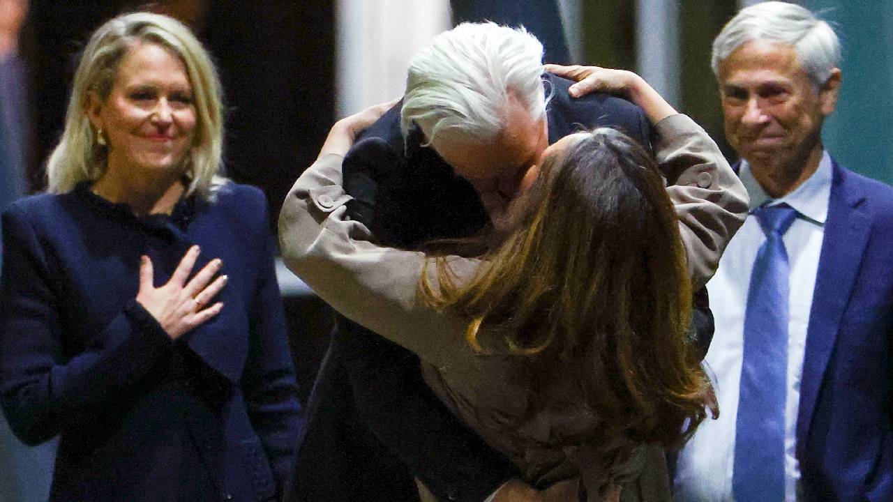 ABD ile anlaşma yapıp Avustralya'ya dönen Assange, ilk kez 'özgür bir adam' olarak eşini öptü