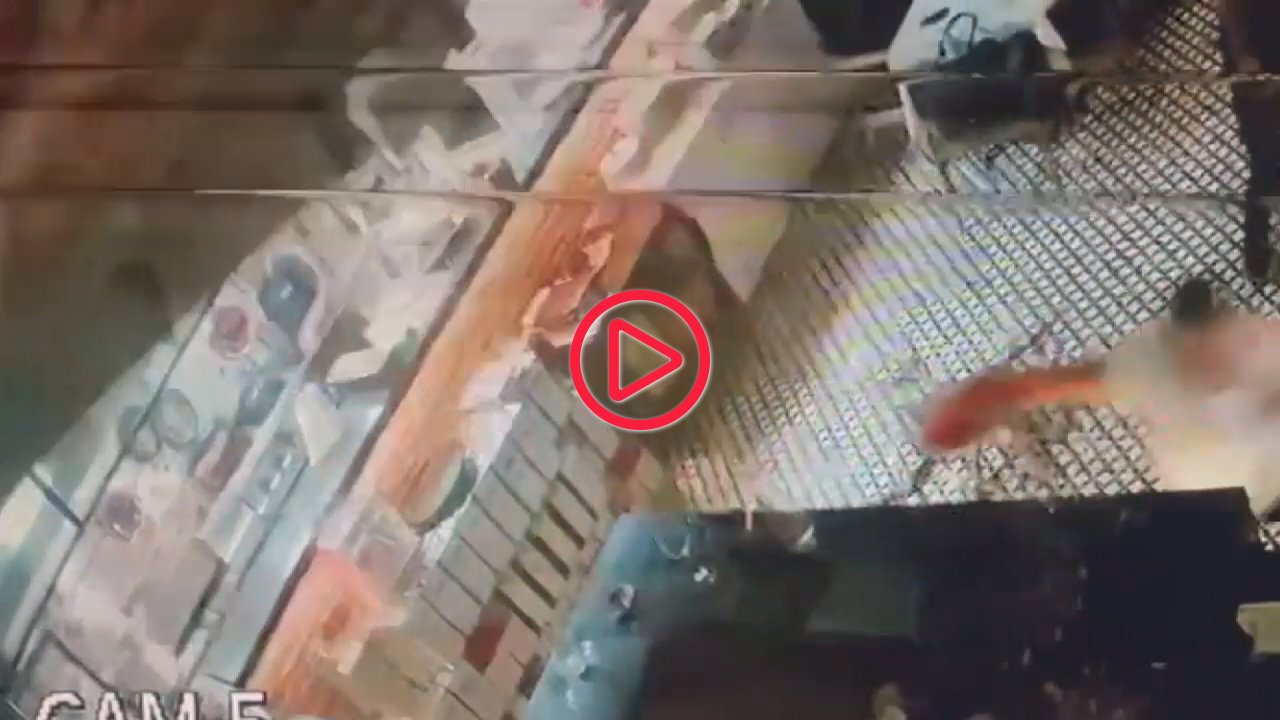 Kadıköy'de restoranın asma tavanının çöktüğü anlar kamerada
