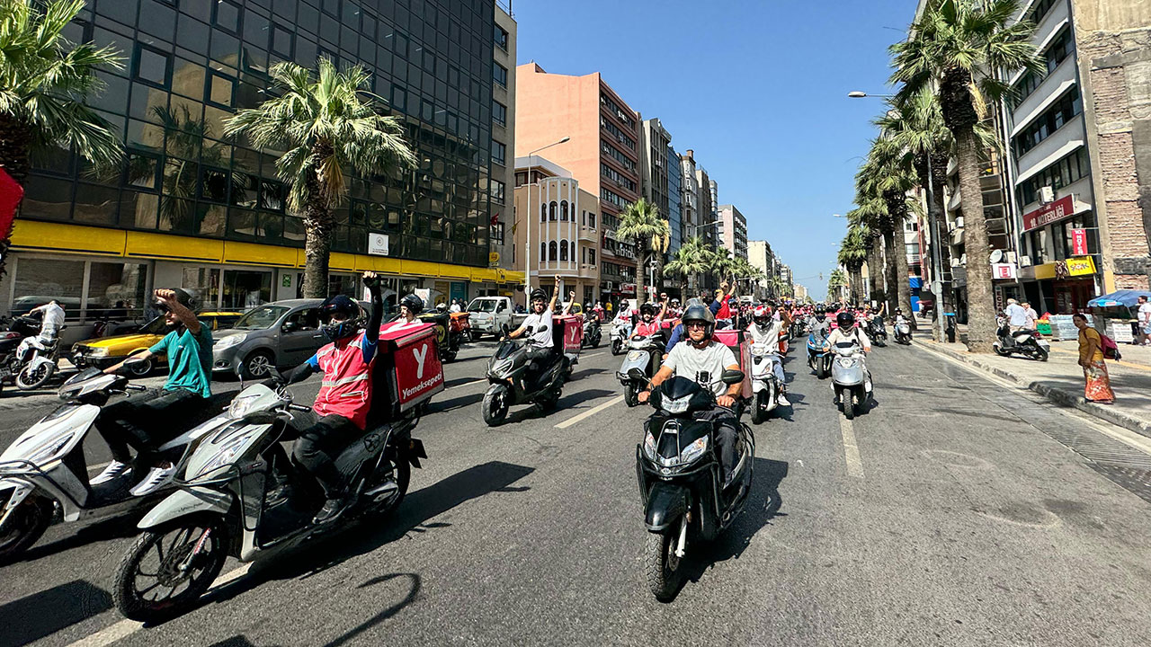 İzmir'de moto kuryelerden 'Yaşamak istiyoruz' eylemi