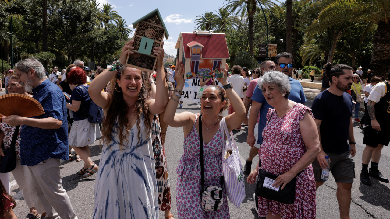 İspanya'da turizm protestosu: 'Bir turist bir komşu azaltıyor, turistik evler yasaklansın'