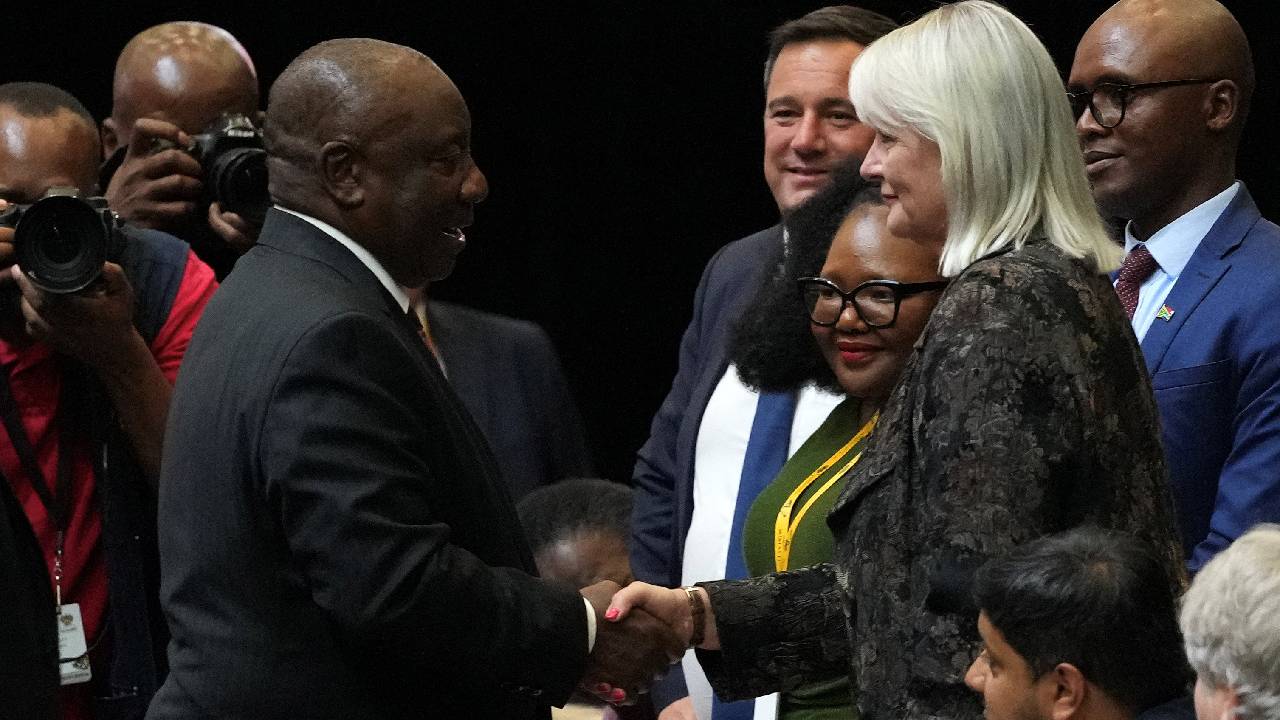 Güney Afrika'da Mandela'nın partisi ile beyaz muhalefetin ortaklığı: 11 partili ulusal birlik hükümeti kuruldu