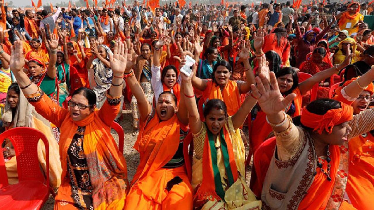 Hindistan'da dini etkinlikte meydana gelen izdihamda onlarca kişi öldü
