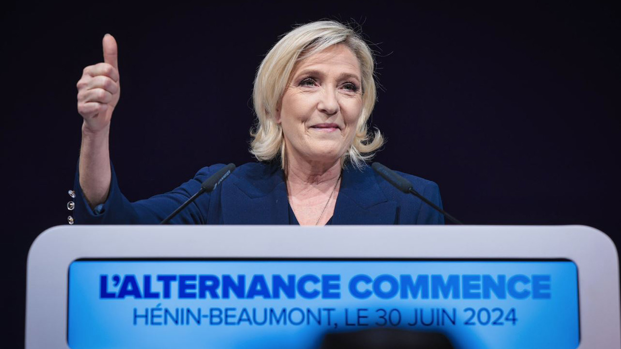 Fransa’da 200'den fazla aday, Le Pen’e engel olmak için ikinci turdan çekildi