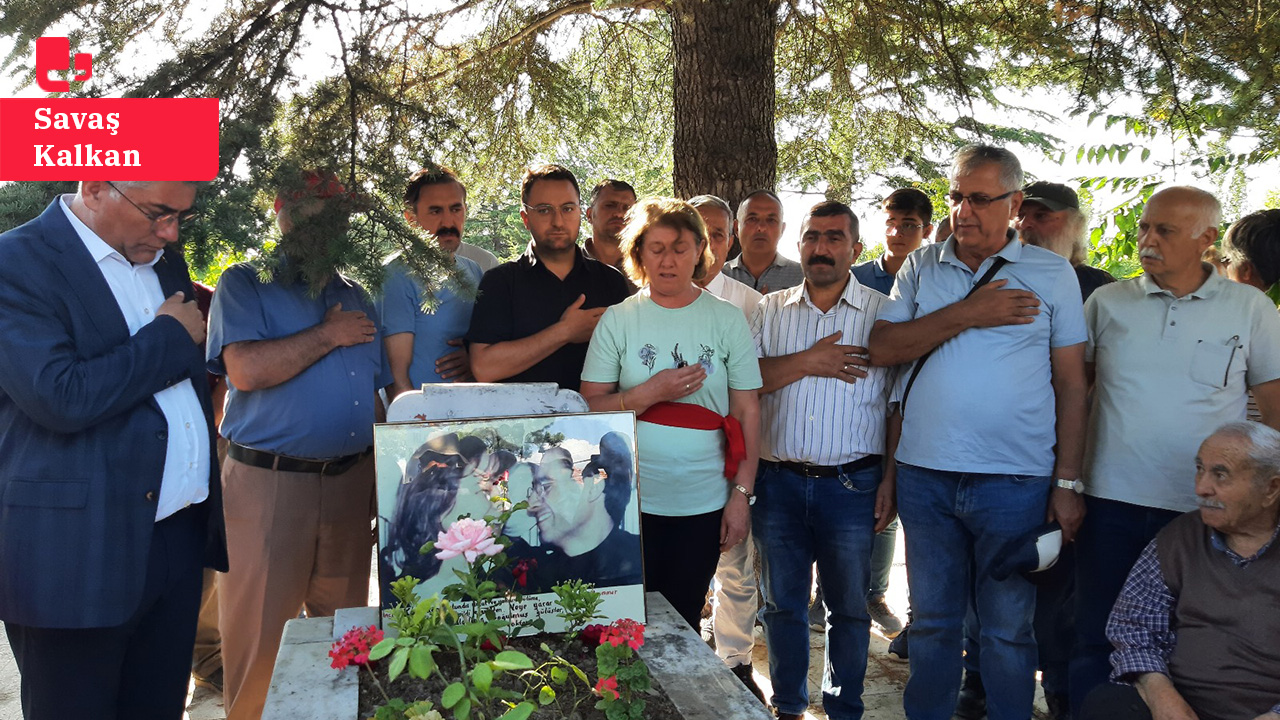 Sivas Katliamı'nda öldürülen Muammer Çiçek mezarı başında anıldı: 'Sizin karanlığınıza teslim olmayacağız'