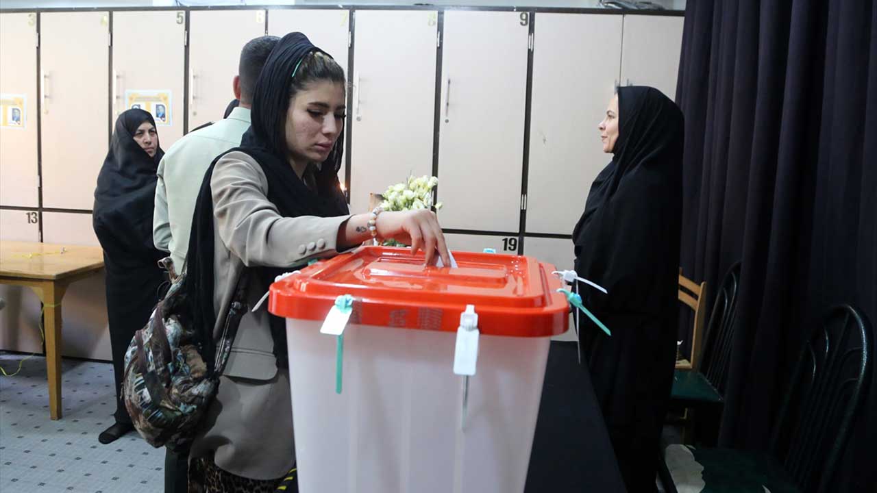İran'da cumhurbaşkanı seçimlerinin ikinci turu için oy verme süreci başladı: İlk turu reformcu aday kazanmıştı