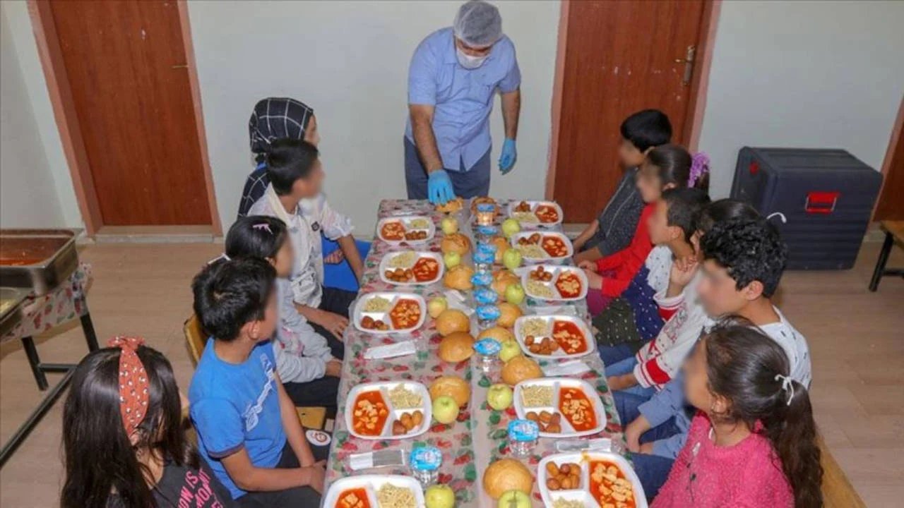 Çocukların yemeğinden 'kıstılar': Yemek verilen öğrenci sayısı 166 bin azaldı