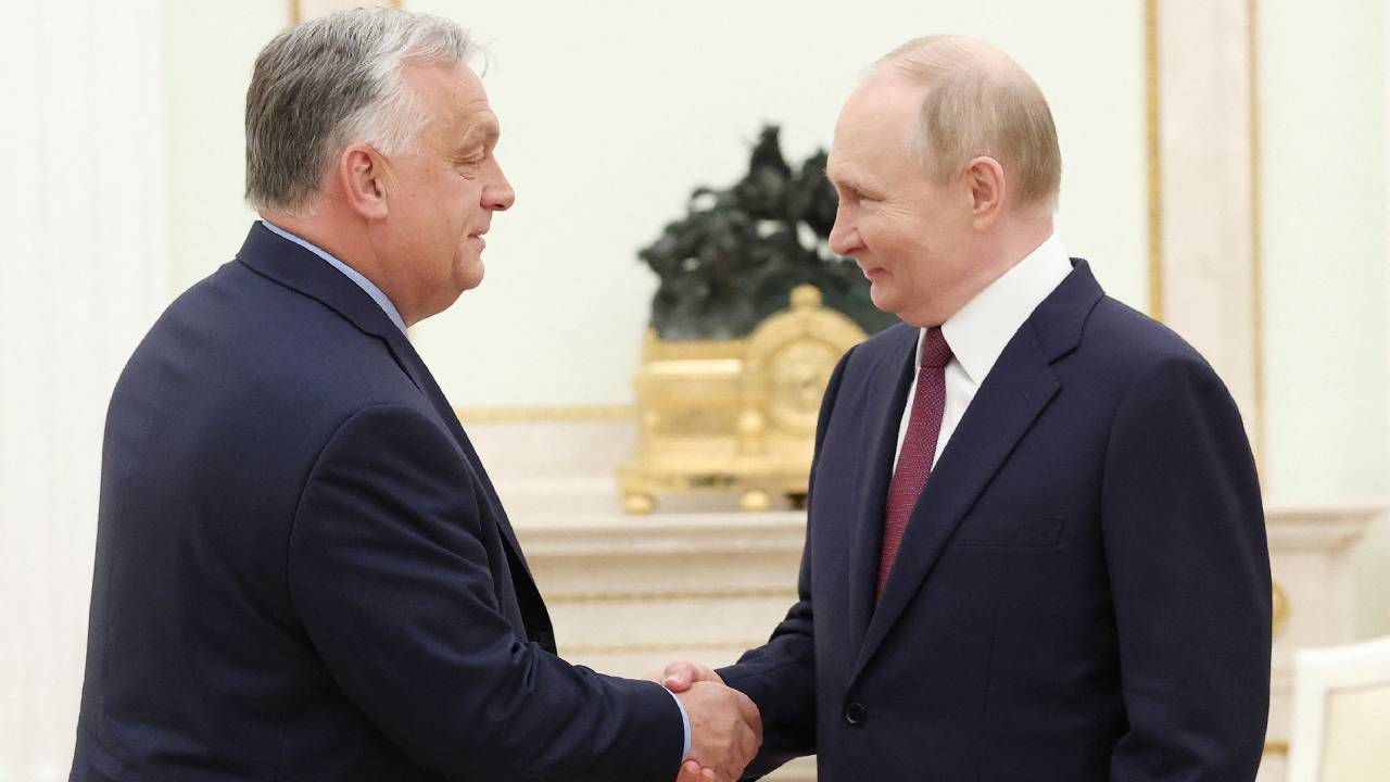 AB, Zelenskiy'in ardından Putin'i ziyaret eden Dönem Başkanı Macaristan liderini yaylım ateşine tuttu