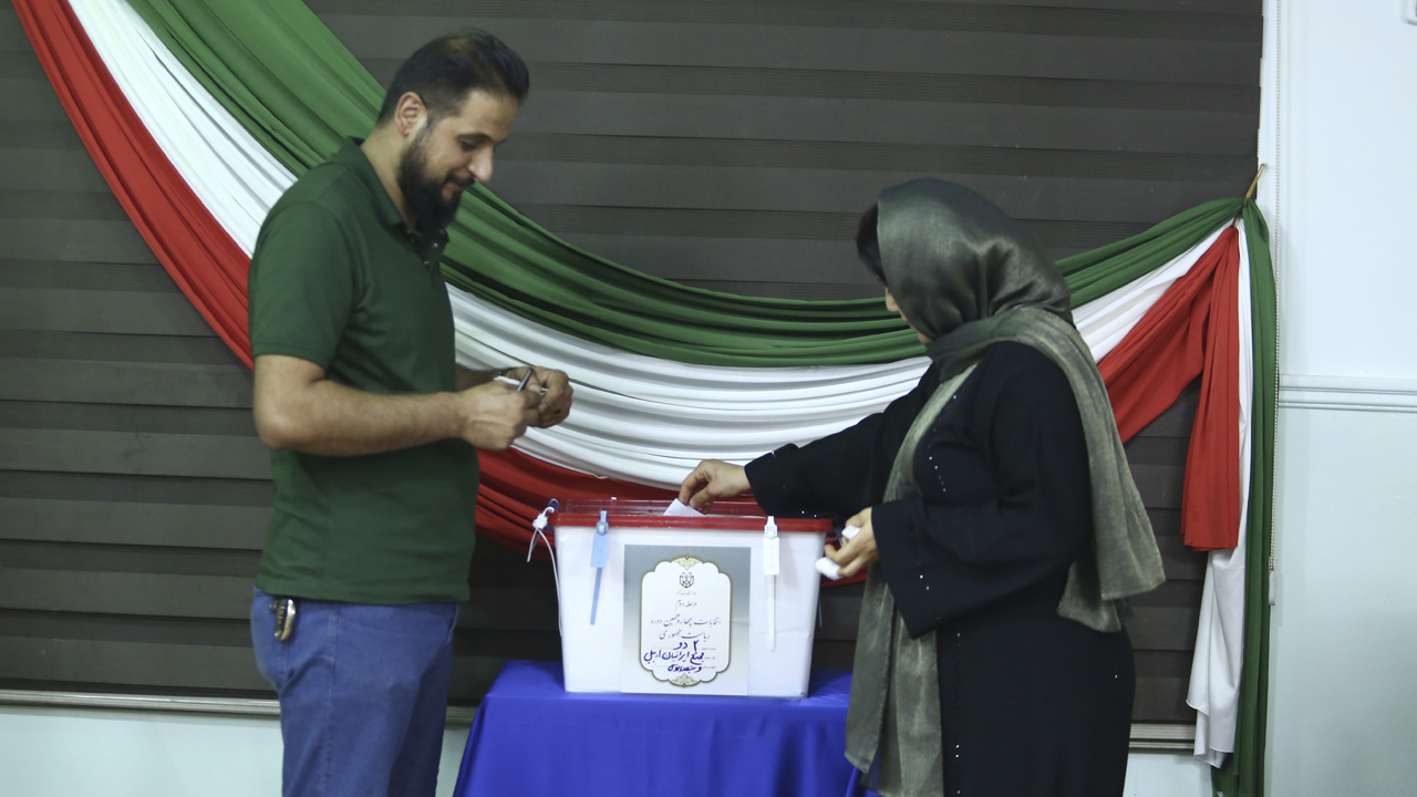 İran'da cumhurbaşkanlığı seçimi ikinci turunda oy verme süresi ikinci kez uzatıldı,  yeniden uzatılabilir