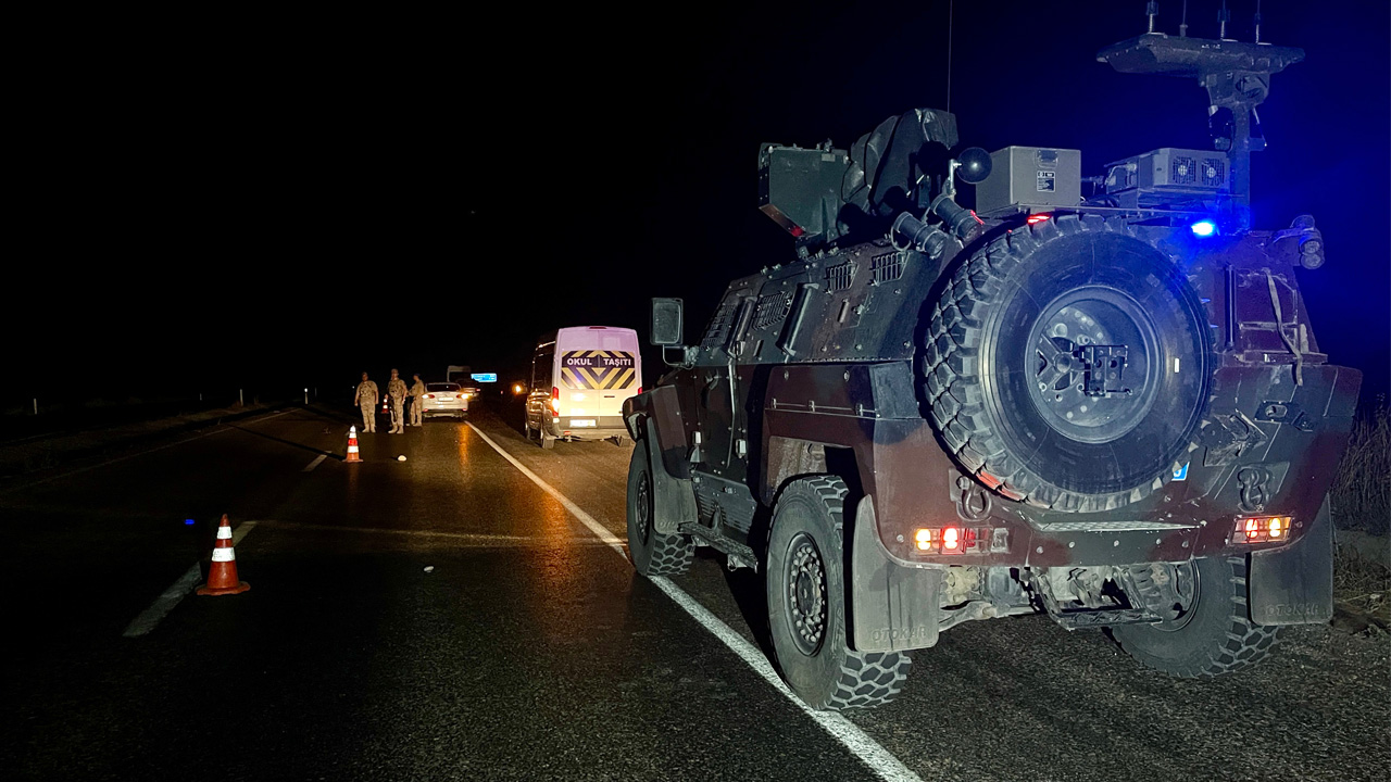 Diyarbakır'da seyir halindeki otomobile uzun namlulu silahlarla ateş açıldı: Üçü ağır, altı yaralı